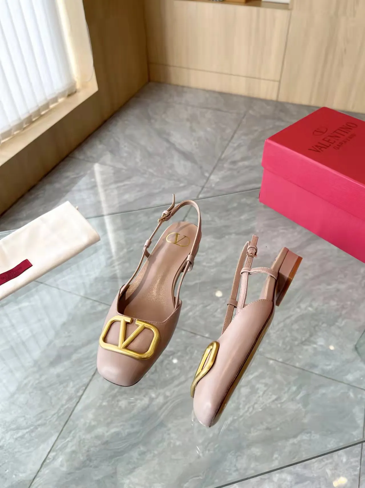 👟👟Ex-factory price 400👟👟 Genuine leather sole +40 Top version 𝑉𝐴𝐿𝐸𝑁𝑇𝐼𝑁𝑂 Valentino new spring and summer women's back hollow new sandals. Unique V-buckle hardware accessories bring out a full sense of luxury. The new season will live up to expectations! Worth buying★Absolutely high-grade❥Original method, Absolutely sensual❥Elegant style, creating a different feeling, simple and elegant style!  Code number: 35-41 (34-42 customized, non-returnable) Fabric: Imported sheepskin Inner foot pads: Inner sheepskin Heel height: 2 cm Leather outsole Rubber outsole